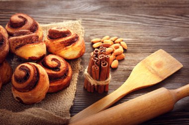 tarçın ve fındık bir haddeleme ile yakın masada pişmiş çörekler 