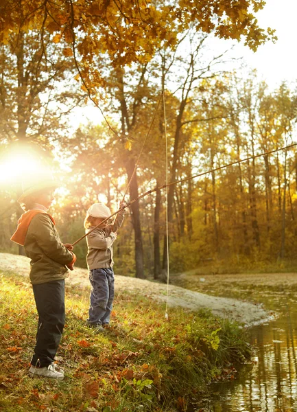 Boys go fishing on the river — Stock Photo, Image