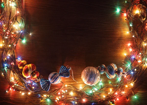 Guirlandes de Noël de lampes sur un fond en bois . — Photo