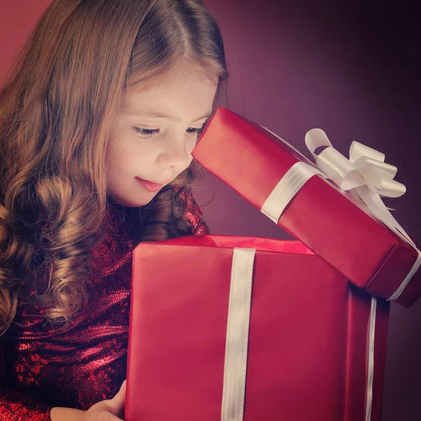 Kleine Mädchen öffnen Geschenkbox — Stockfoto