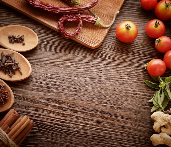 Temperos e verduras em antecipação de cozinhar em uma etiqueta de madeira — Fotografia de Stock