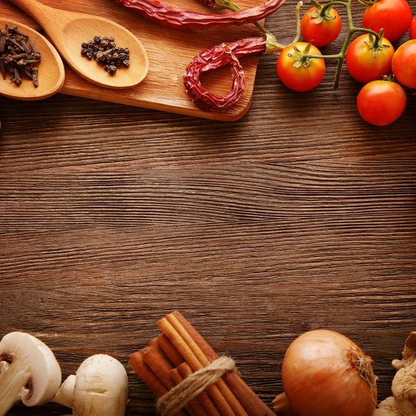 Kryddor och grönsaker i väntan på matlagning — Stockfoto