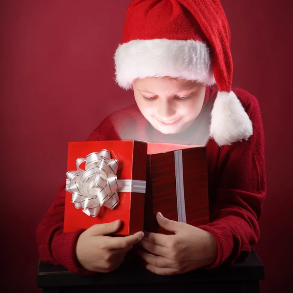 Menino feliz abrir caixa de presente de Natal — Fotografia de Stock