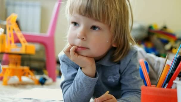 Les enfants dessinent à la maison — Video