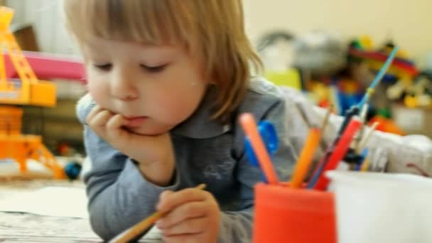 Children draw in home — Stock Video