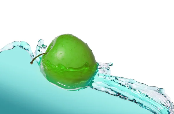 Зелене яблуко в потоці соку — стокове фото