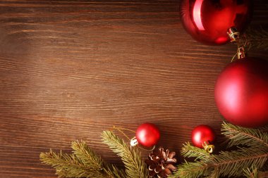 Noel ağacı ve ahşap arka planda süslemeler 