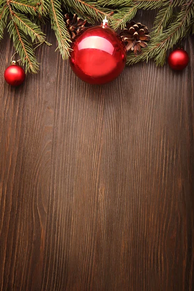 Árbol de Navidad y decoraciones sobre fondo de madera — Foto de Stock