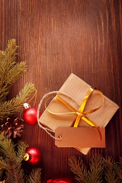 Karácsonyfa dekoráció fa háttere és ajándék doboz — Stock Fotó