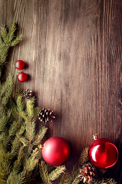 Kerstboom en decoraties op houten ondergrond — Stockfoto