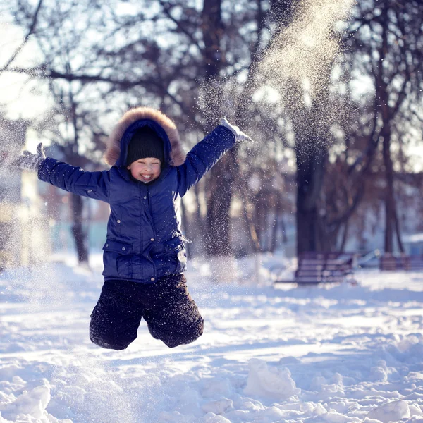 Menino feliz saltar ao ar livre — Fotografia de Stock