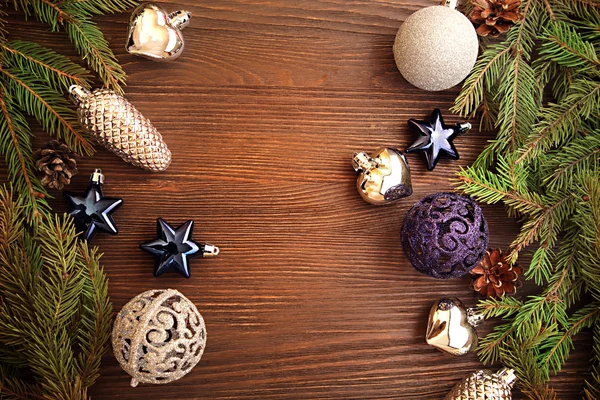 Albero di Natale e decorazioni su sfondo di legno — Foto Stock