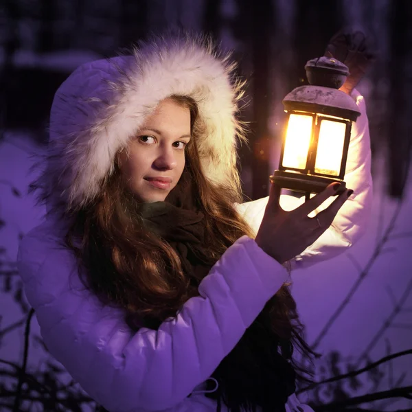 冬の森で美しい少女 — ストック写真