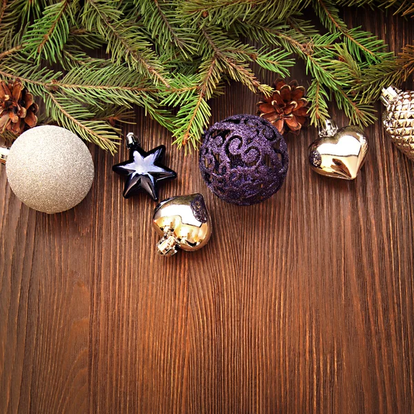 Jul träd och dekorationer på trä bakgrund — Stockfoto