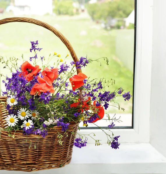 Bouquet di fiori su una finestra di plastica — Foto Stock