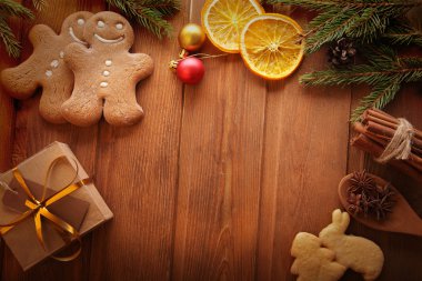 gingerbread Noel ağacı ve hediyeler masada