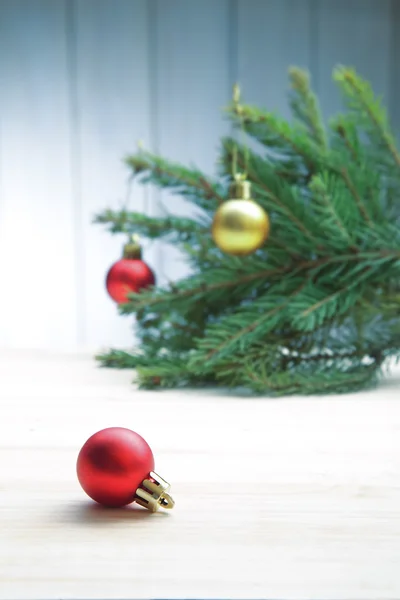 Vánoční stromeček a dekorace na dřevěném pozadí — Stock fotografie
