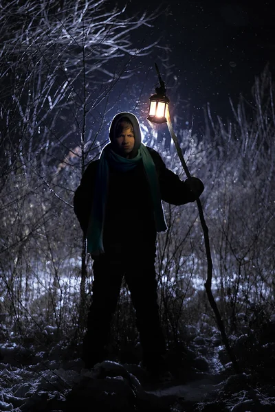 Mysteriöser Mann kam mit Taschenlampe aus Wald — Stockfoto