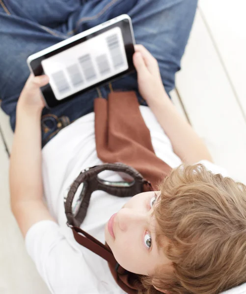 Adolescente de beleza com tablet pc — Fotografia de Stock