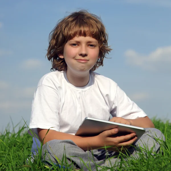 Jongen met tablet pc — Stockfoto