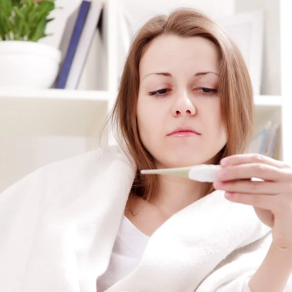 Sie leidet an einer Erkältung — Stockfoto