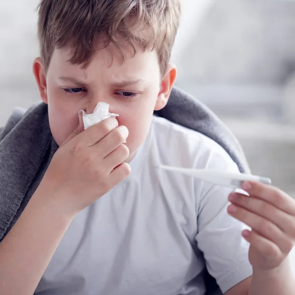 Teen misura la temperatura — Foto Stock