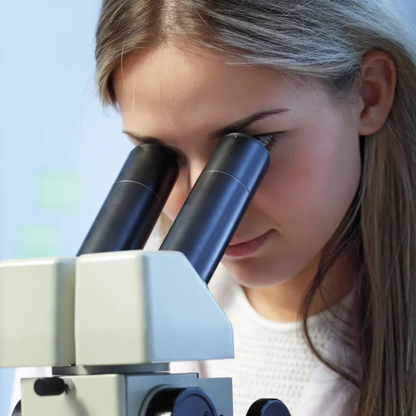 Skönhet vetenskapsman i kemiska laboratorium — Stockfoto