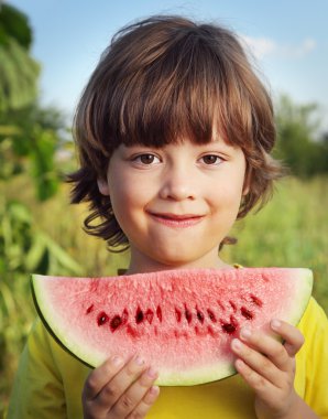 mutlu çocuk bahçesinde karpuz yeme