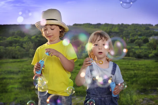 Jongen spelen in bubbels — Stockfoto