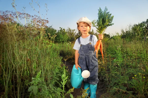 Anak laki-laki dengan wortel dan kaleng air — Stok Foto