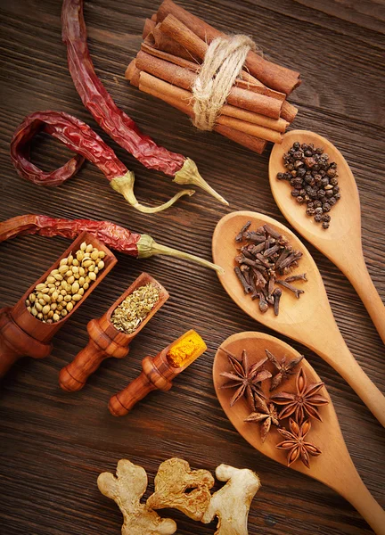 Herbes et épices sur fond en bois — Photo