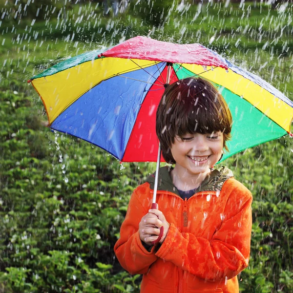 Dvě šťastné bratr s deštníkem venku — Stock fotografie