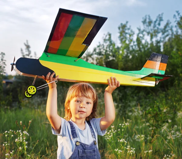 Niños con airplan toy al aire libre — Foto de Stock