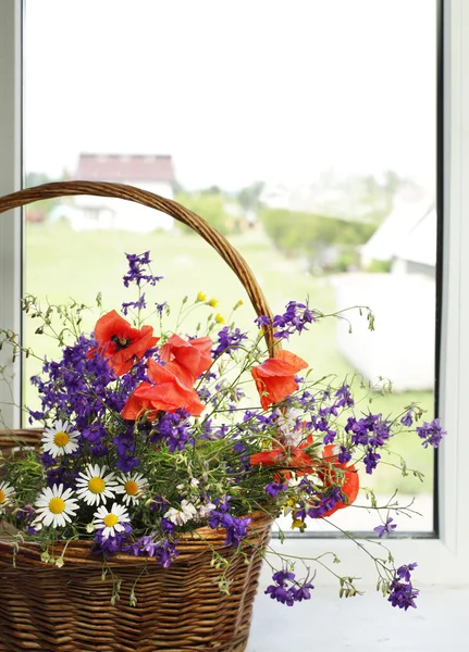 Ramo de flores en una ventana de plástico — Foto de Stock