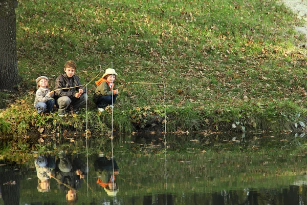Χαρούμενα αγόρια πάτε για ψάρεμα στις όχθες του ποταμού — Φωτογραφία Αρχείου
