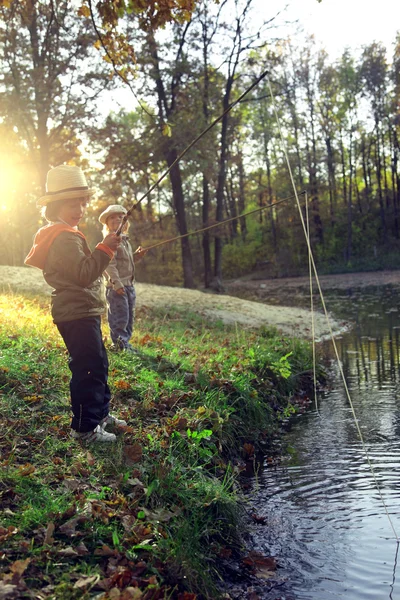 Niños felices ir a pescar en el río — Foto de Stock