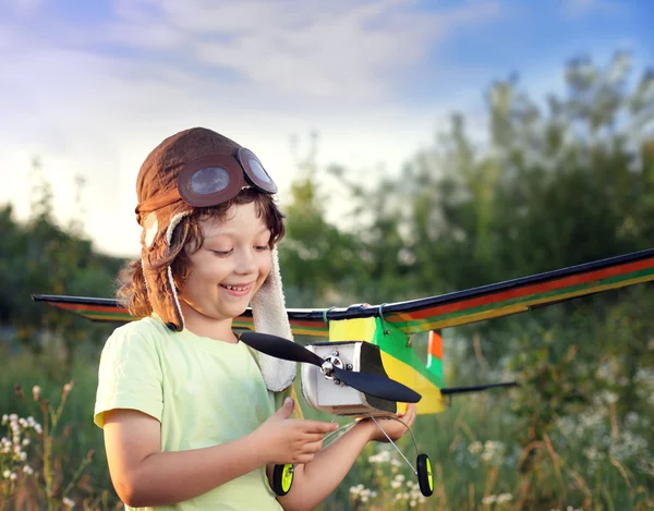 Crianças com airplan brinquedo ao ar livre — Fotografia de Stock