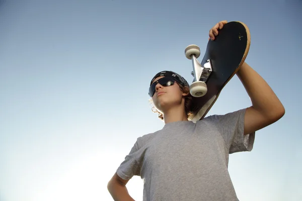 Ung pojke med skateboard i hand — Stockfoto