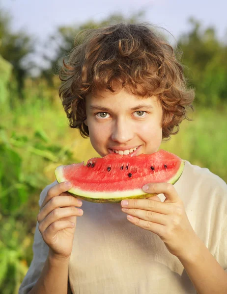 Adolescente feliz comendo melancia — Fotografia de Stock