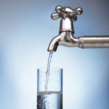 su bir bardak dokunun içine dökülür