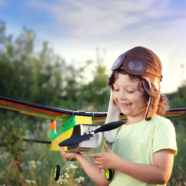 Crianças com airplan brinquedo ao ar livre — Fotografia de Stock