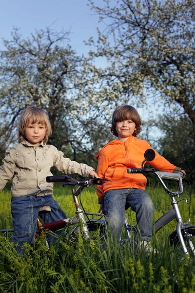 Dos hermanos montar en bicicleta — Foto de Stock