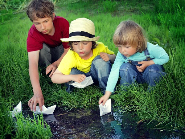 Tre ragazzo giocare in stream — Foto Stock