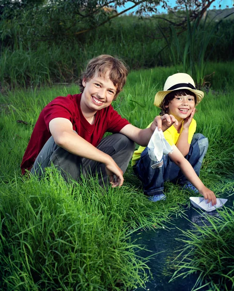 Chłopiec dwa grać w strumieniu — Zdjęcie stockowe
