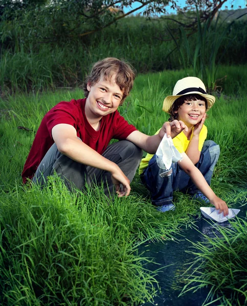 Twee jongen spelen in stream — Stockfoto