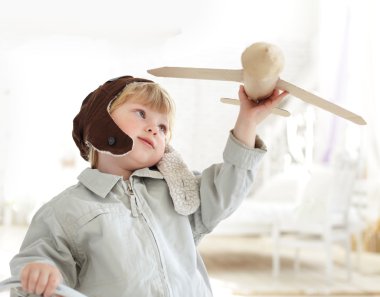 uçak içinde el ile mutlu çocuk