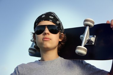 kaykay içinde el ile genç çocuk