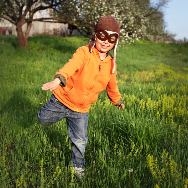 Menino jogando no piloto — Fotografia de Stock