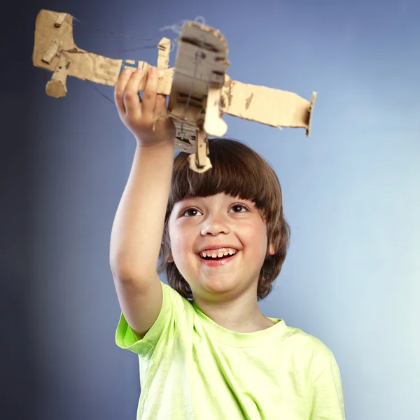 Junge spielt mit Papierflugzeug — Stockfoto