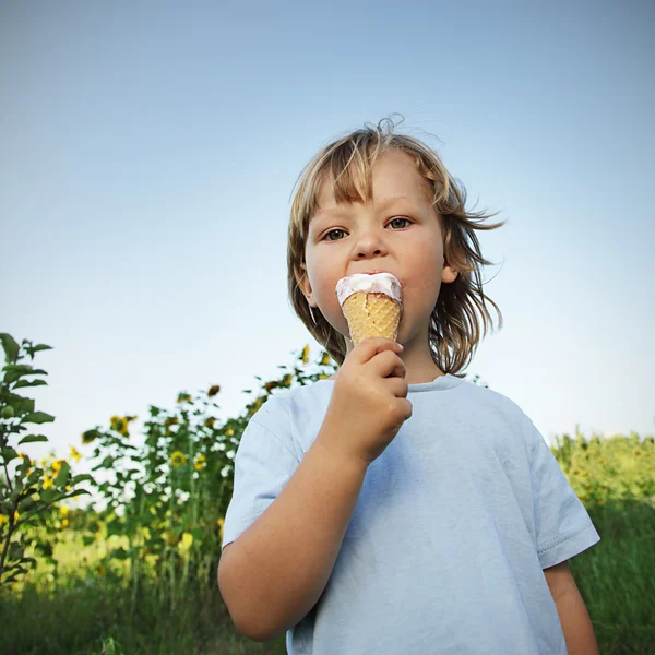 Felice ragazzino mangiare un gelato — Foto Stock